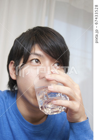 焼酎を飲む男性 焼酎を飲む男性 67433528