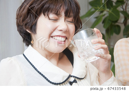 焼酎を飲む女性 焼酎を飲む女性 67433548