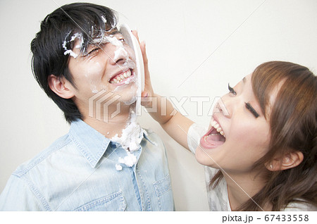 パイ投げする男女 67433558