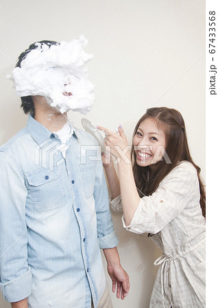 パイ投げする男女 67433568