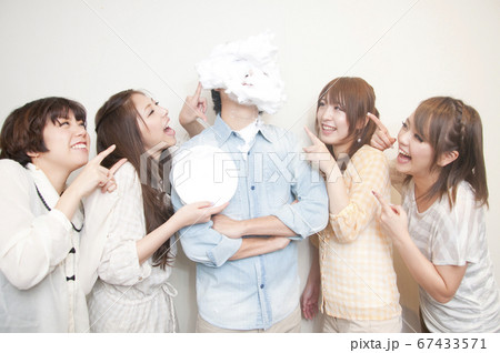 パイ投げされた男性 67433571