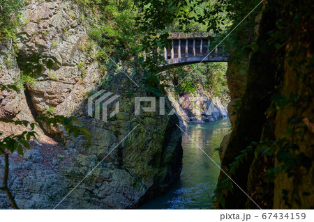 甲斐の猿橋(さるはし)下にある岩場から八ツ沢発電所施設第1号水路橋方面 甲斐の猿橋(さるはし)下にある岩場から八ツ沢発電所施設第1号水路橋方面 67434159