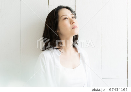 ミドル女性のビューティイメージ【悲しい】 ミドル女性のビューティイメージ【悲しい】 67434165