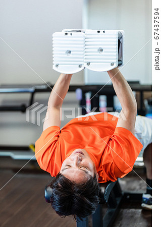 プライベートジムでダンベルを使う男性 プライベートジムでダンベルを使う男性 67437594