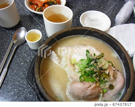 参鶏湯 67437917