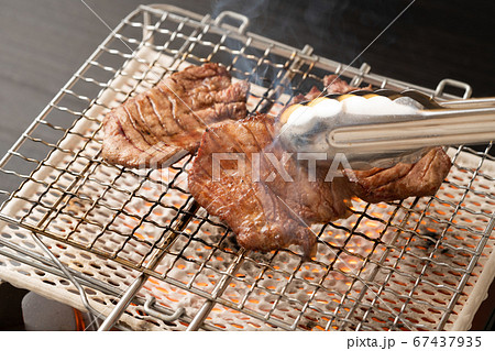 牛タンを網で焼く 67437935