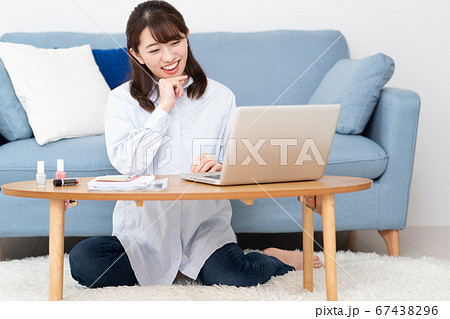 自宅で友達とズームで会話する若い女性 67438296