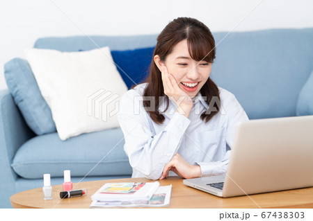 自宅で友達とズームで会話する若い女性 自宅で友達とズームで会話する若い女性 67438303