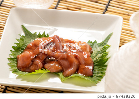 大葉(青じその葉)の上に、いか塩辛。夏の日本酒(冷酒)のおつまみイメージ。 67439220