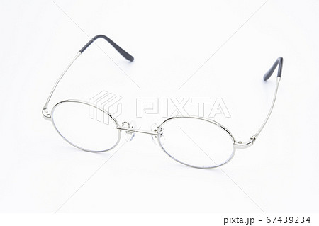 丸い形の銀縁眼鏡　白背景 67439234