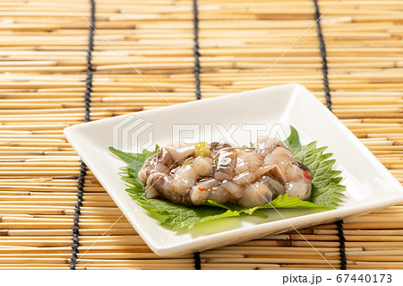 大葉(青じその葉)の上に、たこわさび。(背景、すだれ。) 67440173