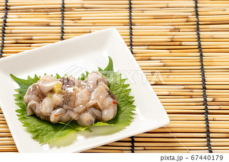 大葉(青じその葉)の上に、たこわさび。(背景、すだれ。) 67440179