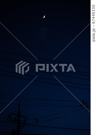 夕暮れの月と送電線 67440330