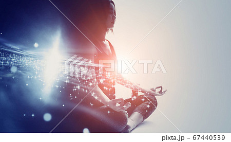 マインドフルネス　精神統一　瞑想をする女性 67440539