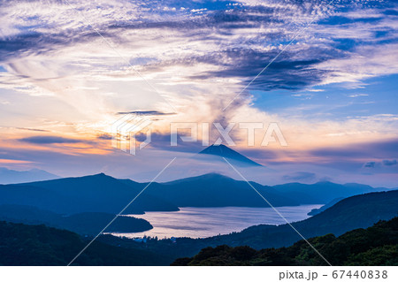 （神奈川県）梅雨の晴れ間、箱根大観山から望む富士山 67440838