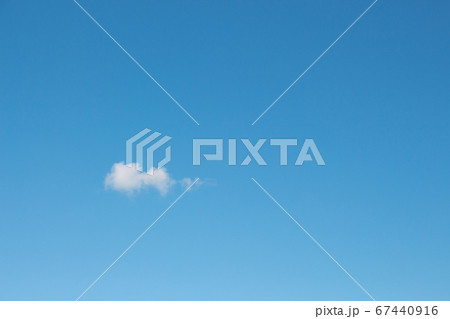 青空に浮かぶ一つの雲 ふんわりと浮かぶ可愛い雲 青空に浮かぶ一つの雲 ふんわりと浮かぶ可愛い雲 67440916