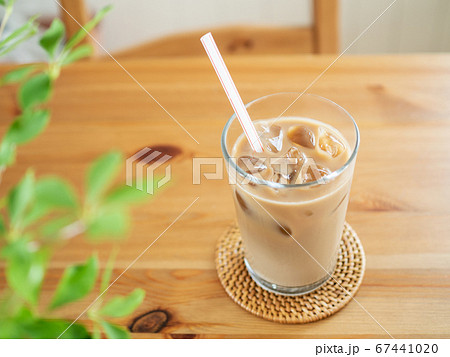 テーブルに置かれたアイスカフェオレ 67441020