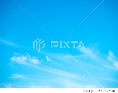 昼の月 青空 昼の月 青空 67442436