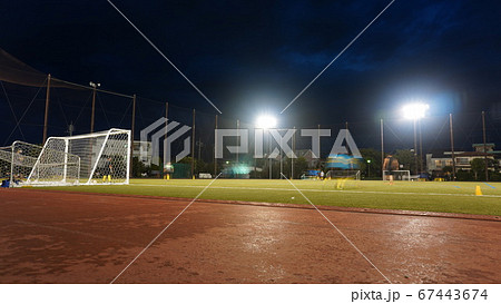 天然芝でのナイター試合 少年サッカー の写真素材