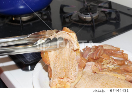 下味をつけた鶏もも肉 67444451