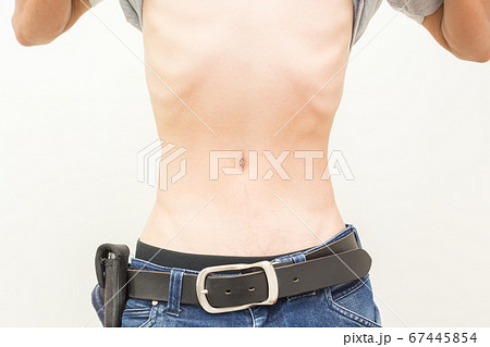 あばらが浮き出た細い男性の写真素材