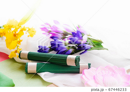 盆菓子と線香の束 67446233