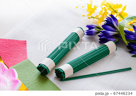 白い布に置かれた線香の束と花 白い布に置かれた線香の束と花 67446234