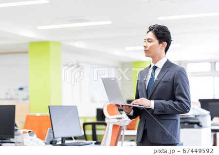 ビジネスマン、オフィス ビジネスマン、オフィス 67449592