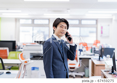 ビジネスマン、オフィス、スマホ 67450275
