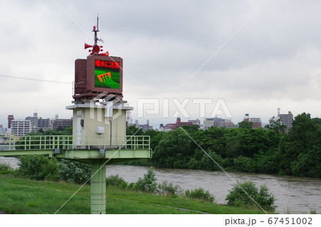 ダム放流警報設備と増水した川　増水に注意 67451002
