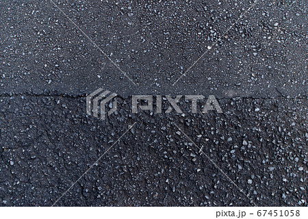 黒いアスファルト 67451058