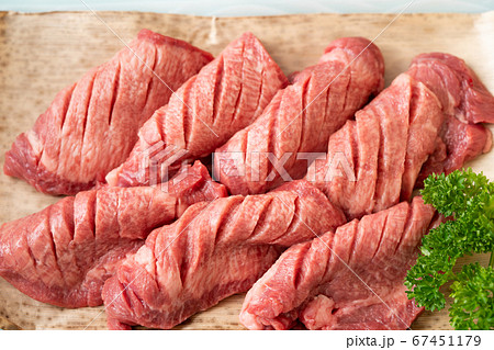 厚切り牛タンの生肉（アメリカ産） 67451179