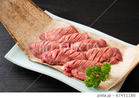 厚切り牛タンの生肉（アメリカ産） 67451180