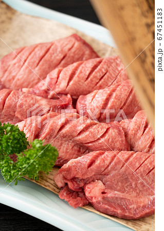 厚切り牛タンの生肉(アメリカ産) 厚切り牛タンの生肉(アメリカ産) 67451183