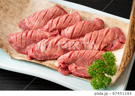 厚切り牛タンの生肉（アメリカ産） 67451193