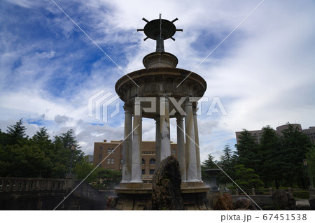 鶴舞公園のシンボルの噴水塔、青空と白い雲の風景 鶴舞公園のシンボルの噴水塔、青空と白い雲の風景 67451538