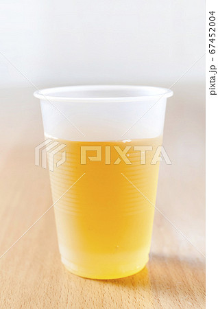 プラスチックコップに入れたお茶 67452004