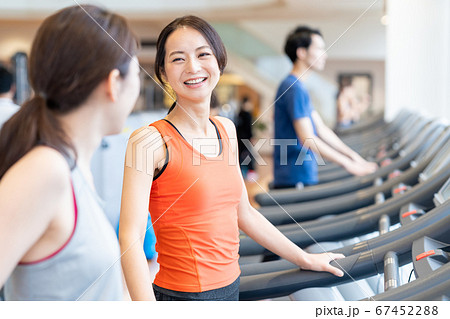 女性　フィットネス　スポーツジム　エクササイズ 67452288