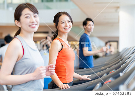 女性 フィットネス スポーツジム エクササイズ 女性 フィットネス スポーツジム エクササイズ 67452295