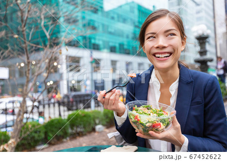 Lunch salad take out bowl healthy eating Asian business woman ready to eat in City Park living lifestyle . Happy smiling multiracial chinese young businesswoman, New York City, USA 67452622