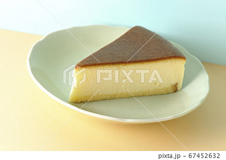 淡い2色の背景紙を使用し、スタジオで撮影したシンプルなチーズケーキ