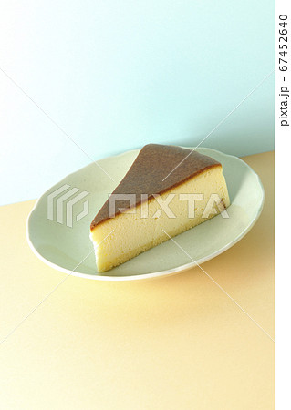 淡い2色の背景紙を使用し、スタジオで撮影したシンプルなチーズケーキ 