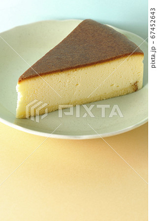 淡い2色の背景紙を使用し、スタジオで撮影したシンプルなチーズケーキ 