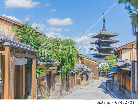 イラストみたいな京都の八坂の塔の写真の写真素材