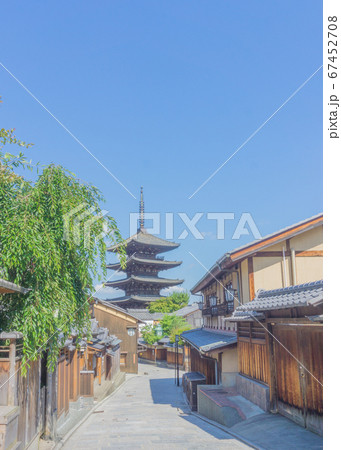 イラストみたいな京都の八坂の塔の写真の写真素材