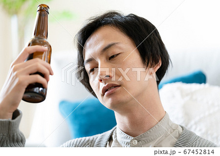 クラフトビールを飲む男性【リビング】 クラフトビールを飲む男性【リビング】 67452814