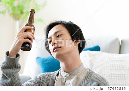 クラフトビールを飲む男性【リビング】 クラフトビールを飲む男性【リビング】 67452816