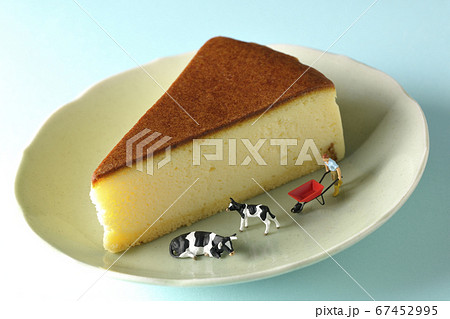 チーズケーキの材料であるチーズは牛乳などから作られていますの写真素材 チーズケーキの材料であるチーズは牛乳などから作られていますの写真素材