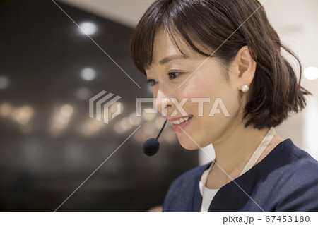 インカムを付けて会話をするビジネスウーマン　コワーキングスペース　シェアオフィス 67453180