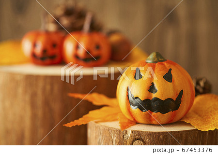 切り株上のハロウィンイメージ 切り株上のハロウィンイメージ 67453376
